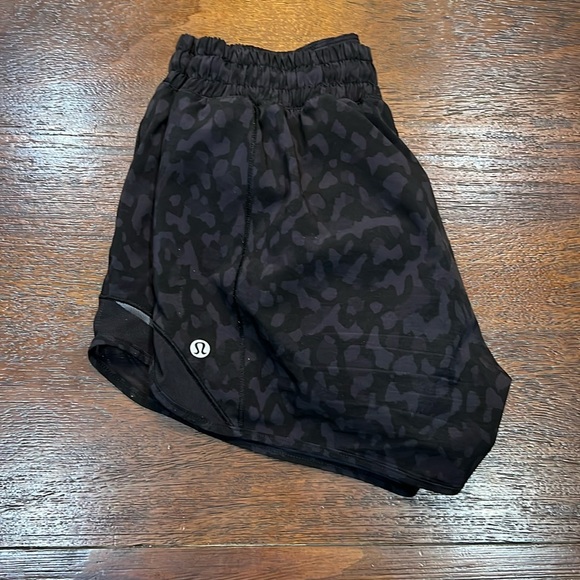 lululemon athletica Pants - 🚫❌Trade Sold! Black Lululemon Hotty Hots - Leopard Pattern! Size 4, 4inch🪩✨